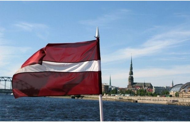 Украинцам с просроченными документами разрешили быть в Латвии до начала августа