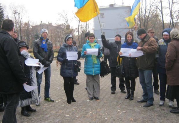 Среди участнипков акции были в осноснов молодые люди / фото novosti.dn.ua Среди участнипков акции были в осноснов молодые люди / фото novosti.dn.ua