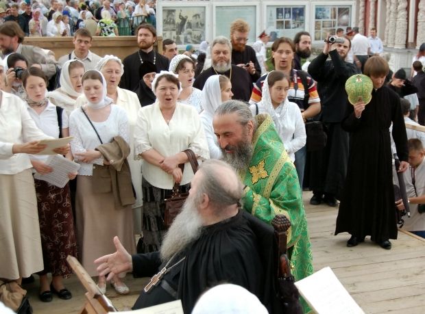 Летний Сергиев день 2008-го года  Владыка Онуфрий и архимандрит Матфей за дирижерским пультом