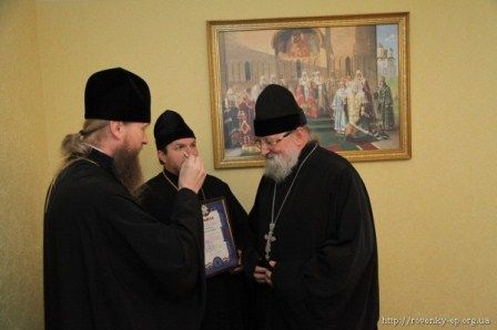 Епископ Ровеньковский и Свердловский Пентелеимон награждает отца Александра