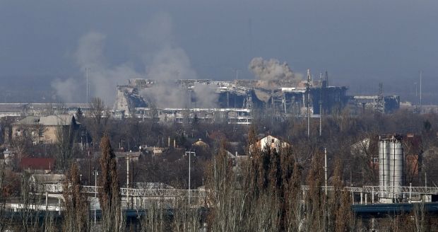 21 січня бойовики підривають перекриття другого поверху аеропорту / фото REUTERS