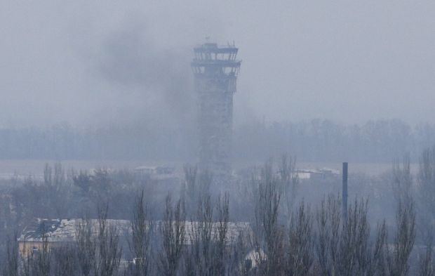 Донецький аеропорт бойовики обстрілюють і штурмують майже без пауз / фото REUTERS