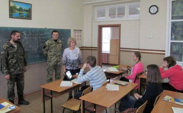 Захисники Маріуполя навідалися до шкіл / Міноборони України