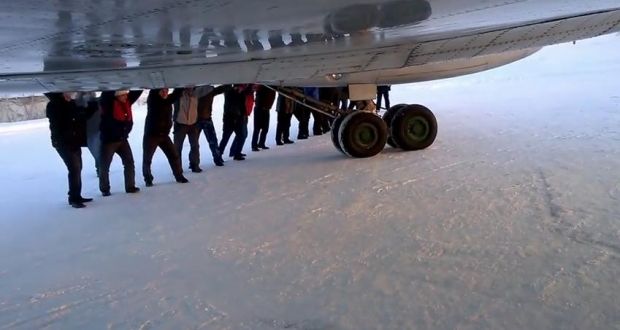 Люди в России толкали самолет / youtube.com