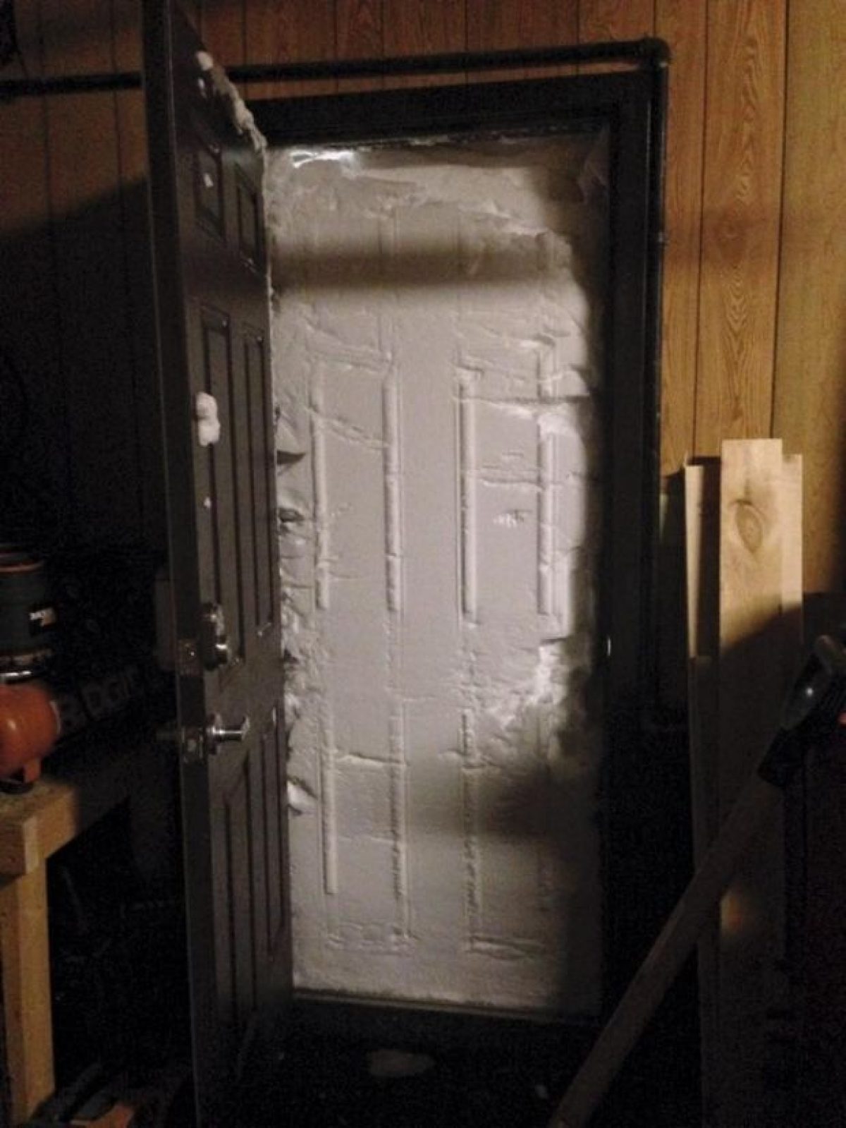 Сугробы на дверь. Дверь завалило снегом. Дверь замело. Дверь замело снегом. Дверь в снегу.