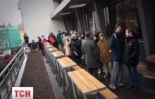 Россияне в очереди перед закрытым McDonald's провели молчаливую акцию против санкций Кремля