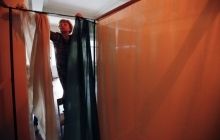 На Луганщине люди пришли на ”выборы” из-за выдачи ”социальных карт” - правозащитники