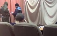 "Выборы" под дулом автоматов: боевик "ДНР" проверяет каждый бюллетень перед вбрасыванием (видео)