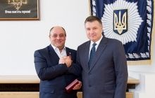 Аваков наградил медика-волонтера, который спас более 800 человек