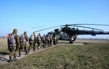 Одесские курсанты совершили первый в своей жизни прыжок с парашютом