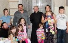Представители Киево-Печерской лавры посетили многодетную семью