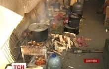 На Донбассе бойцы АТО готовятся к зиме: рубят деревья и обустраивают подземные городки