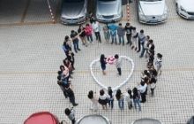 Китаєць освідчився дівчині з допомогою 99 смартфонів iPhone 6 (фото)