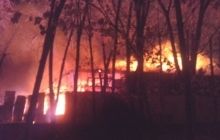 Возле парка Пушкина в Киеве горят три ангара: огонь может перекинуться на соседнее кирпичное здание (фото)