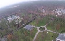 Безпілотник зняв 5 розкішних резиденцій, схованих за високим парканом під Києвом (відео)