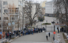 Під АП активісти намагалися спиляти паркан і побилися з правоохоронцями (фото, відео)