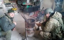 Как "киборги" обогреваются и готовят еду в терминале аэропорта (фоторепортаж)