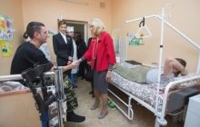 Дружини президента України та віце-президента США відвідали поранених бійців АТО (фото)