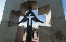 Україна вшановує пам'ять жертв Голодомору: у Києві біля Меморіалу збираються люди