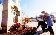 Президент Украины возложил цветы к Памятному знаку возле Михайловского собора