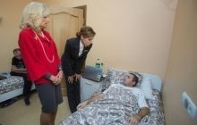 Марина Порошенко і дружина віце-президента США відвідали Головний військовий госпіталь