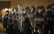 Протести в США не вщухають, в Окленді поліція розігнала демонстрантів сльозогінним газом