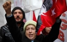 Парламент Туреччини дозволив поліцейським використовувати зброю проти демонстрантів