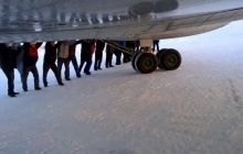 В Красноярском крае пассажиры толкали самолет при -52 градусах