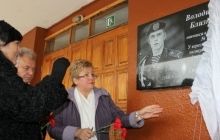 У Чернігові відкрили пам’ятну дошку на честь загиблого на Донбасі військовослужбовця Близнюка