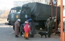 Українські військові доставили гуманітарну допомогу мешканцям Дебальцевого (фото)