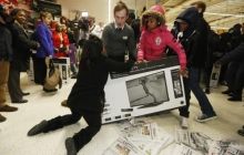 "Черная пятница" в США и Британии: безумные скидки, огромные очереди и драки за товар (фото, видео)