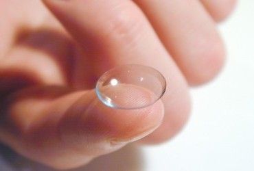 Благодаря контактным линзам замедляется процесс потери зрения