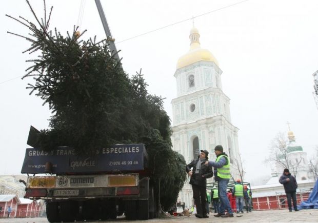 Главная новогодняя елка на Софийской площади в Киеве, 8 декабря. Фото УНИАН.