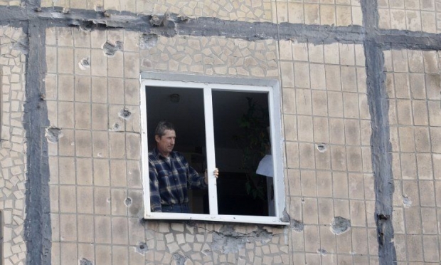 Боевики прицельнім огнем уничтожают жиліе дома / Фото УНИАН