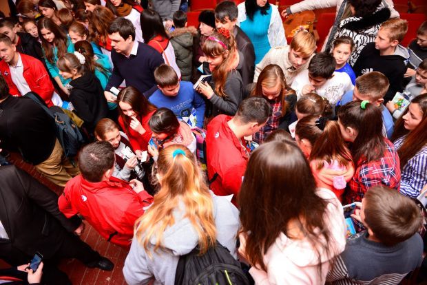 Экс-игроки команд системы ХК 'Донбасс' поздравили детей Донецкой области с новогодними праздниками