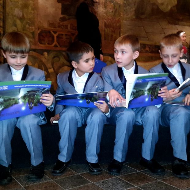 Cвято для дітей-сиріт у Києво-Печерській лаврі: ангельські пісні (відео) і подарунки від намісника (фото)