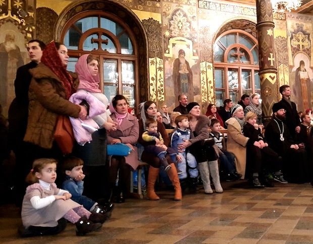 Cвято для дітей-сиріт у Києво-Печерській лаврі: ангельські пісні (відео) і подарунки від намісника (фото)