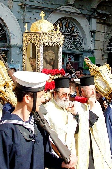 Крестный ход с мощами святителя Спиридона в городе Керкира (остров Корфу, Греция).
