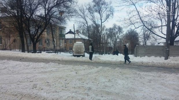 К уборке снега привлечено еще более 220 тракторов и малой механизации / Фото 056.ua К уборке снега привлечено еще более 220 тракторов и малой механизации / Фото 056.ua