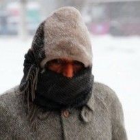 Жестокие морозы: в Одессе мужчина примерз босыми ногами к крыше собственного дома