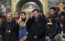 Президент з дружиною помолилися у Михайлівському соборі в ”Ніч пам`яті” за побитими студентами на Майдані