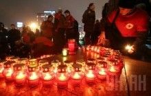 У центрі Одеси виклали з лампадок стрічку, що символізує боротьбу зі СНІДом