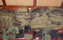 Журналіст сфотографував вміст гумконвою: зброя, амуніція, засоби зв'язку (фото)