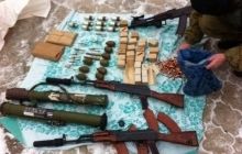 В Артемовске перехватили автомобиль со взрывным устройством и арсеналом оружия (фото)