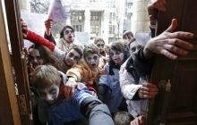 У Києві активісти в костюмах зомбі провели акцію проти трансляції російських серіалів (фото, відео)