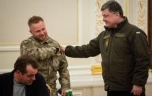 Порошенко вручил украинский паспорт белорусу из "Азова"
