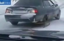 Россиянин вместо колеса установил на автомобиль детские санки (видео)