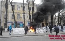 В Виннице люди в масках забросали камнями и краской офис экс-регионала (фото)