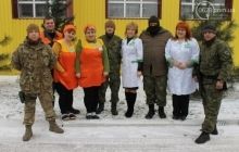 В Мариуполе военные были вынуждены вызвать подмогу, чтобы увезти все подарки (фото)