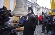 В Олександро-Невській лаврі на дзвіницю Свято-Троїцького собору підняли найбільший дзвін
